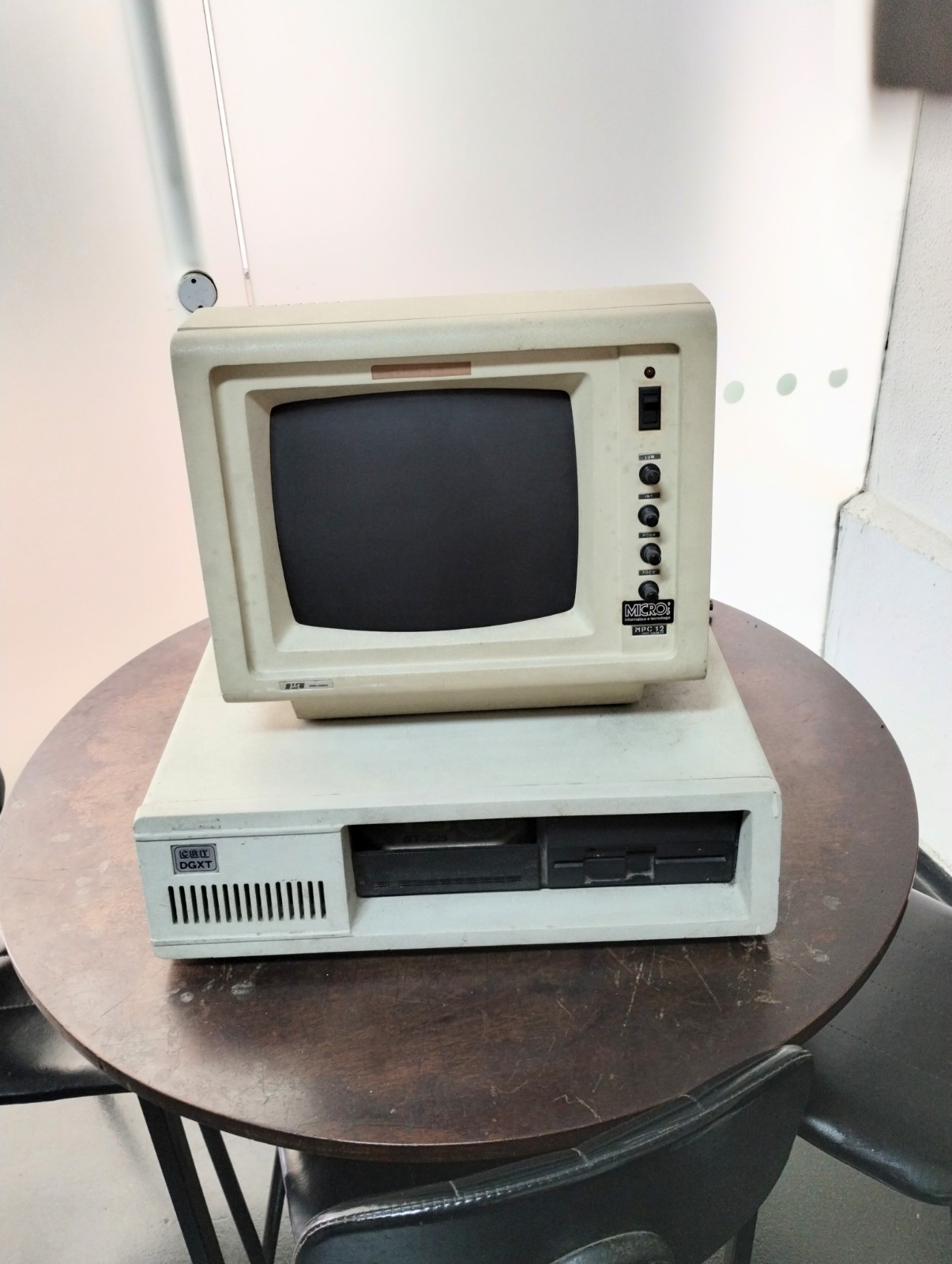 MICRO-COMPUTADOREM DOIS CORPOS,