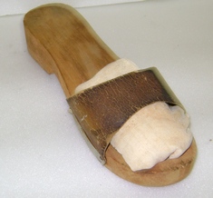 Tamanco (pé esquerdo)