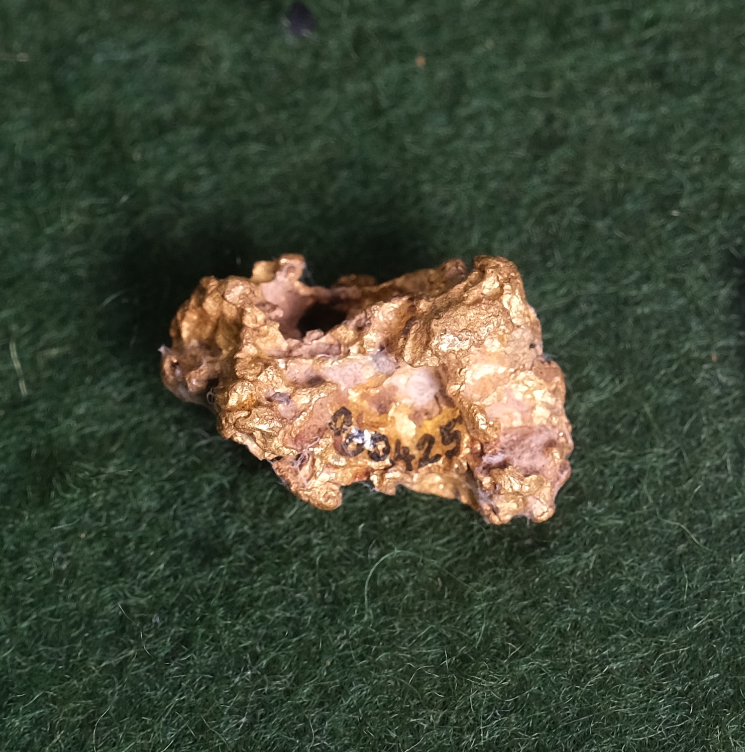 Amostra mineral: pepita de ouro