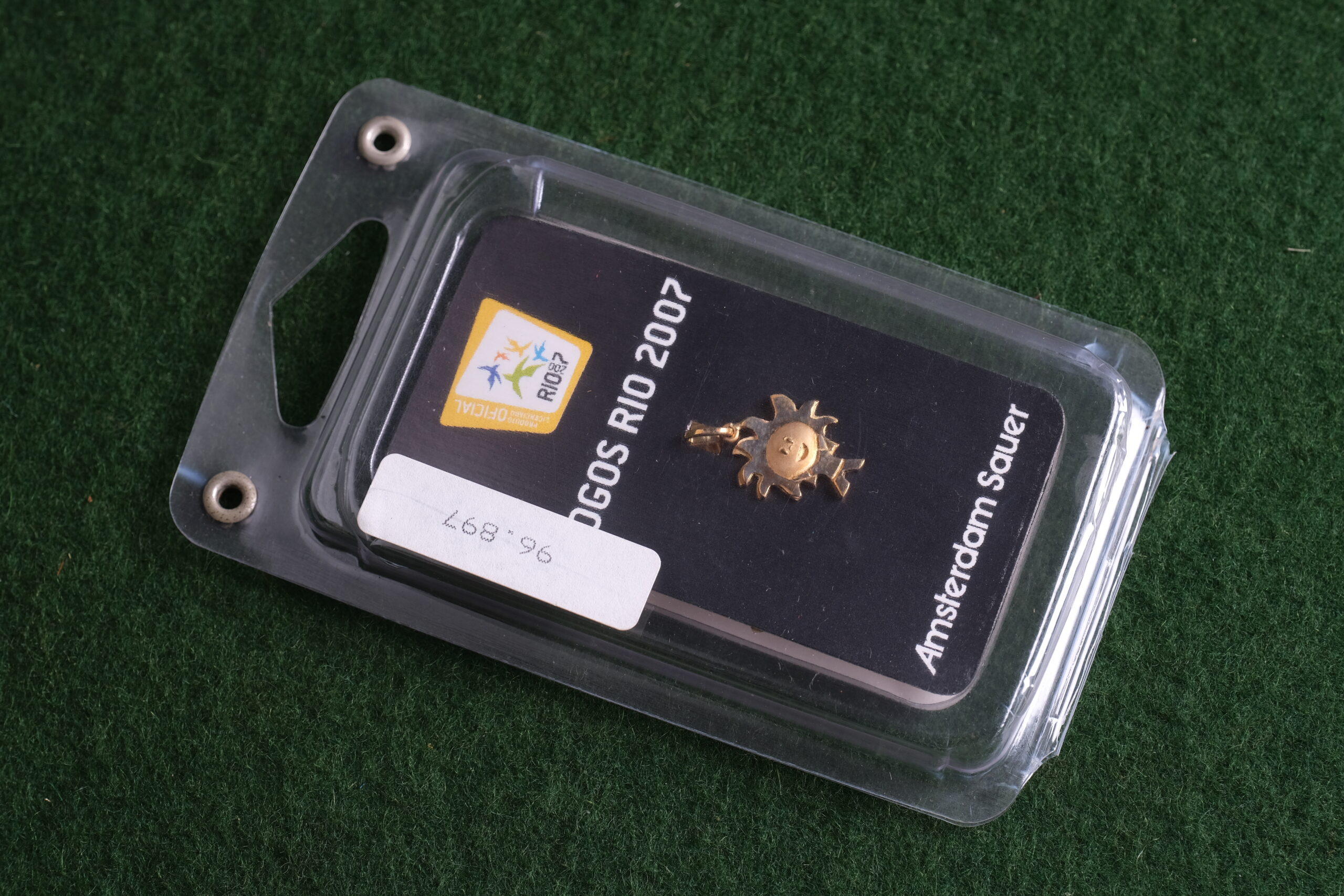 Pingente em ouro alusivo aos jogos pan 2007 no rj